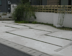 駐車場のスリット植栽